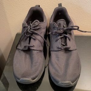 Like new women’s black Nike sneaker. Size 8.5.